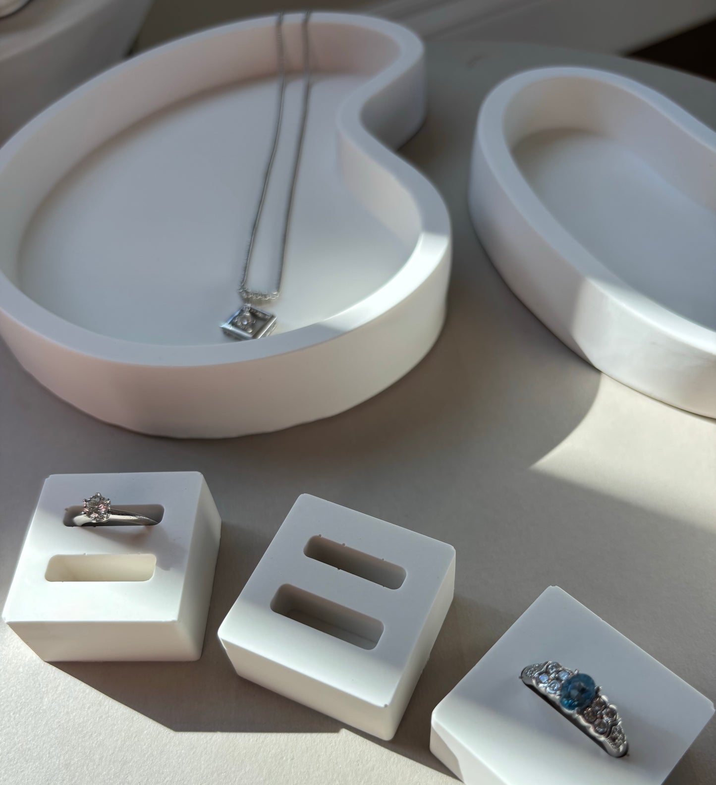 Embrace – Organic Rimmed Tray