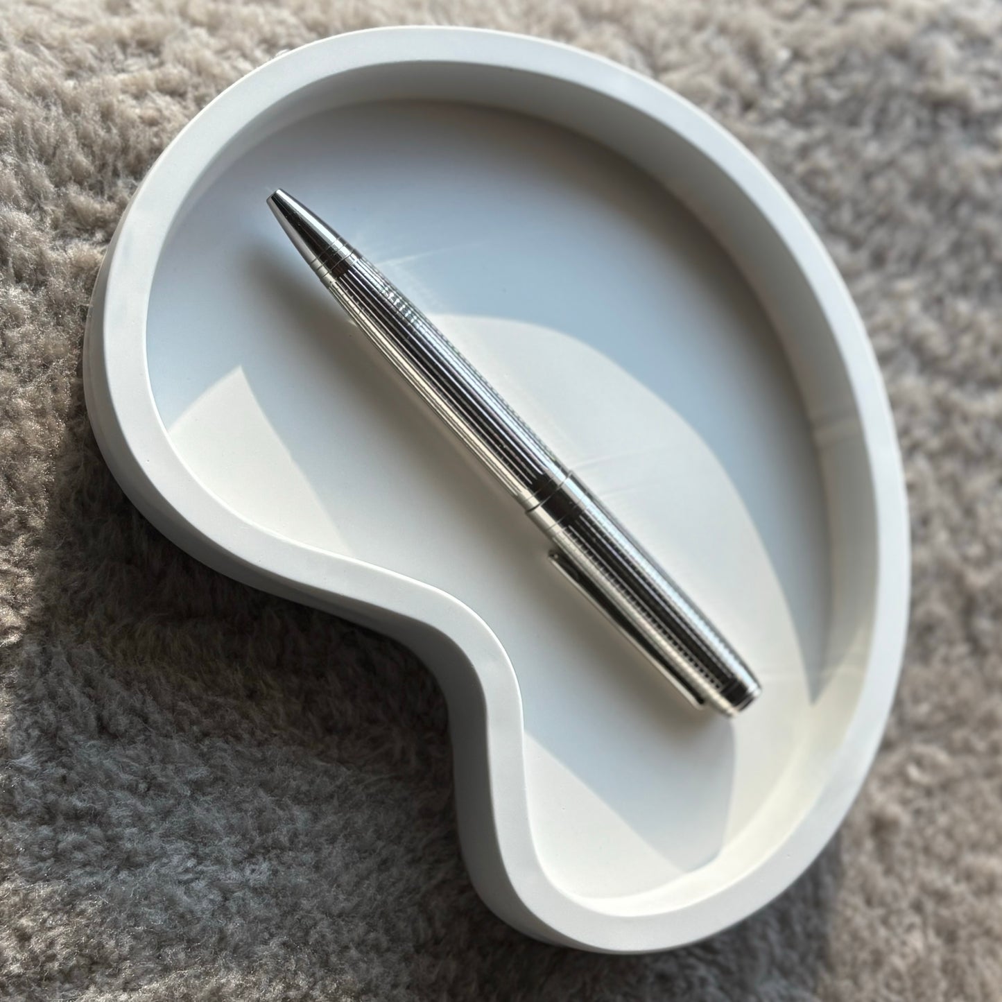 Embrace – Organic Rimmed Tray