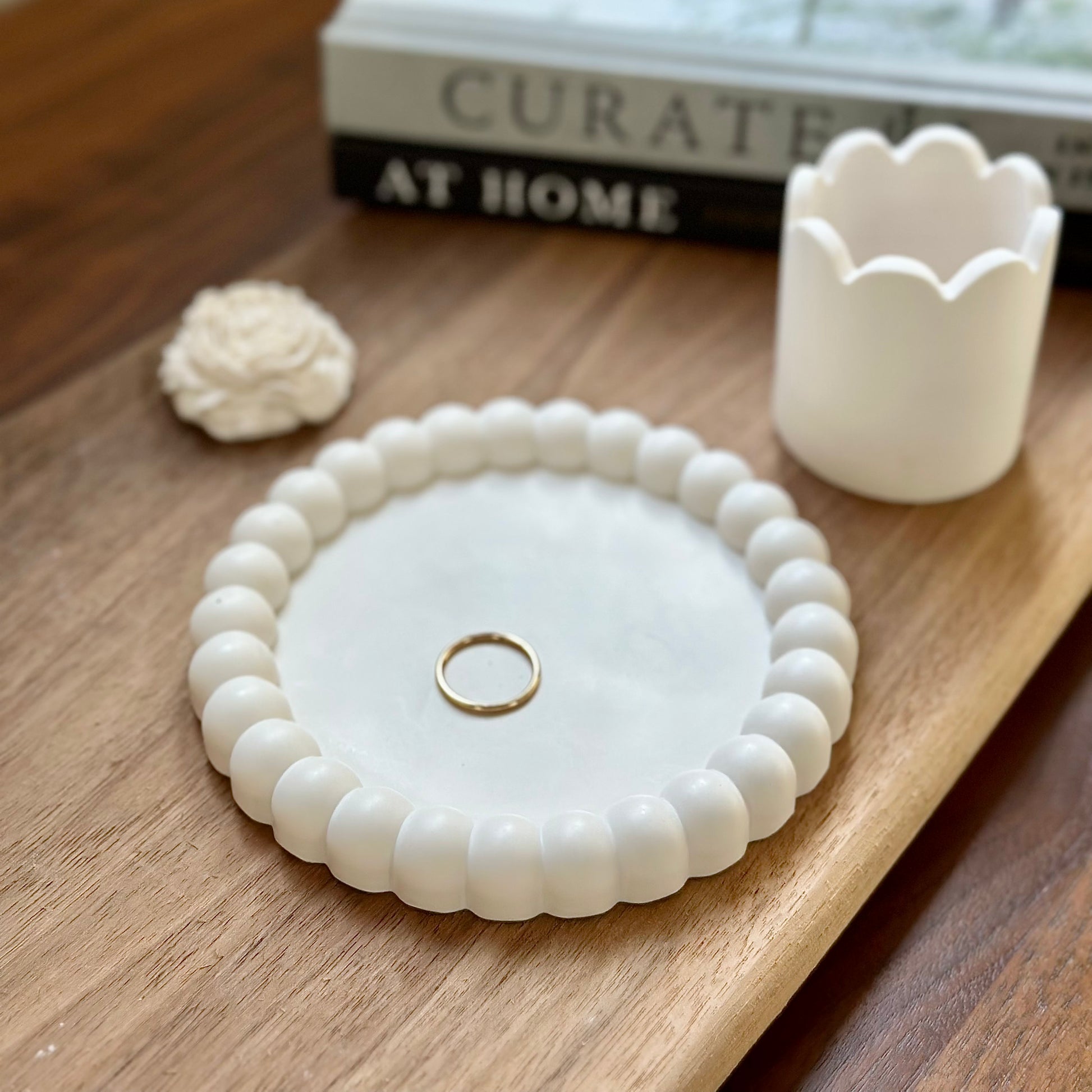 Halo handmade decorative tray – round white tray with ring on wooden surface